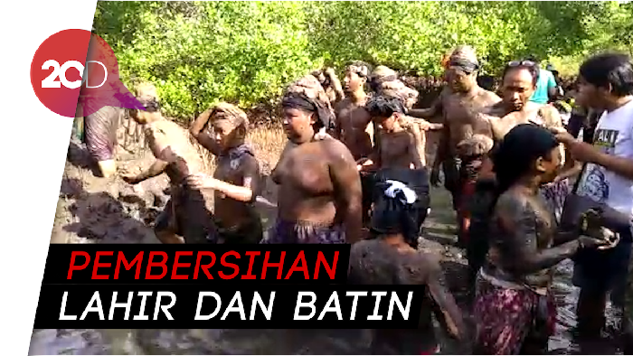 Mengenal Mebuug Buungan, Ritual Mandi Lumpur di Bali