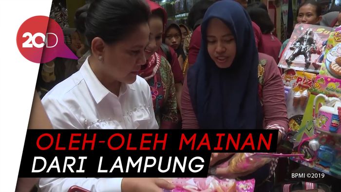 Saat Jokowi Beli Mainan Truk Tangki untuk Jan Ethes