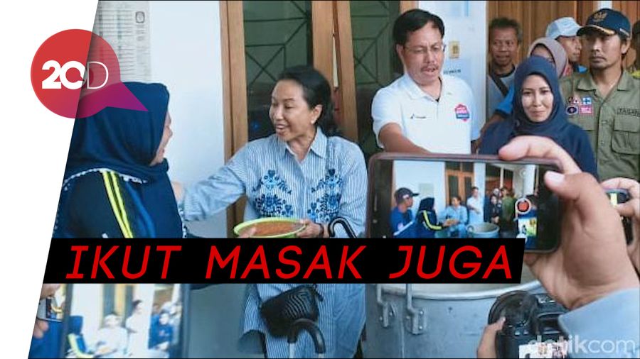 Tinjau Korban Banjir Madiun, Menteri BUMN Cicipi Nasi Bungkus