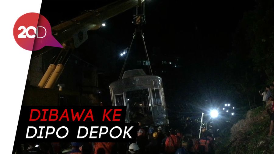 Crane Mulai Bergerak Evakuasi KRL yang Terguling