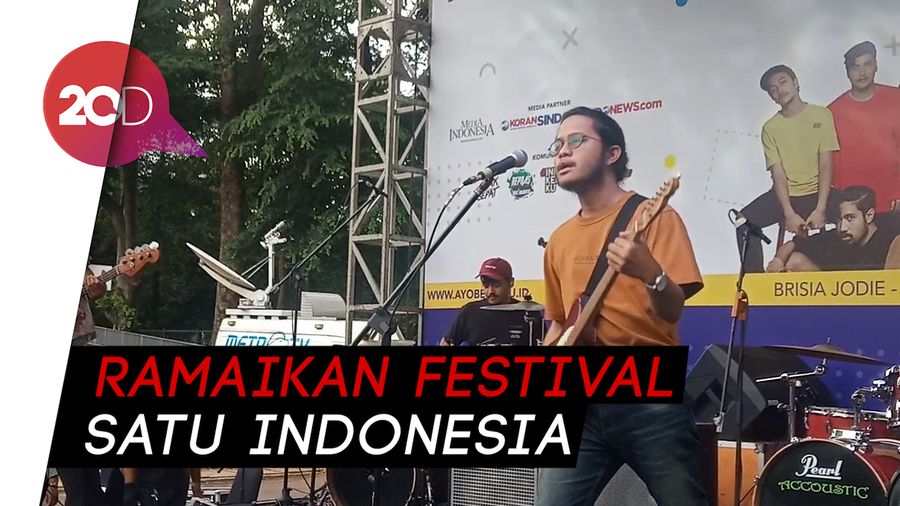 Rintik Hujan, Penonton Tetap Setia Nyanyi Bareng Polka Wars 