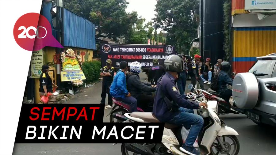 Ada Unjuk Rasa, Lalin di Depan Kantor Adhi Karya Lancar