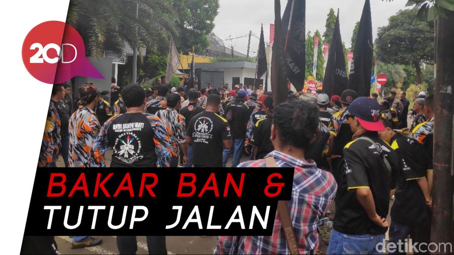 Aksi Massa GMBI di Pasar Minggu Berjalan Panas