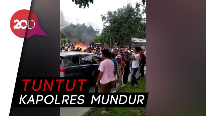 Demo Mahasiswa Kendari Rusuh, Perwira Polisi Terluka Dilempar Batu