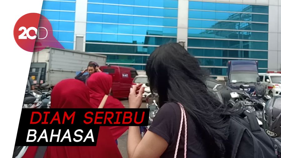 Hotman Sandingkan Fotonya dengan Luna Maya, Meriam Bellina Bungkam