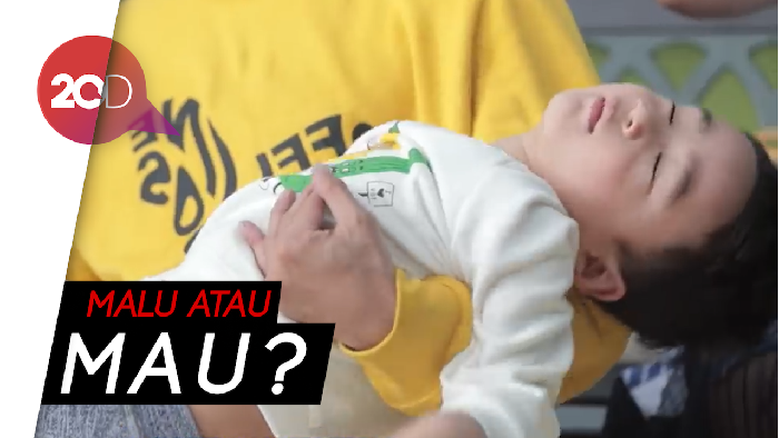 Waduh! Rafathar Pingsan Dikasih Sepeda sama Jokowi 