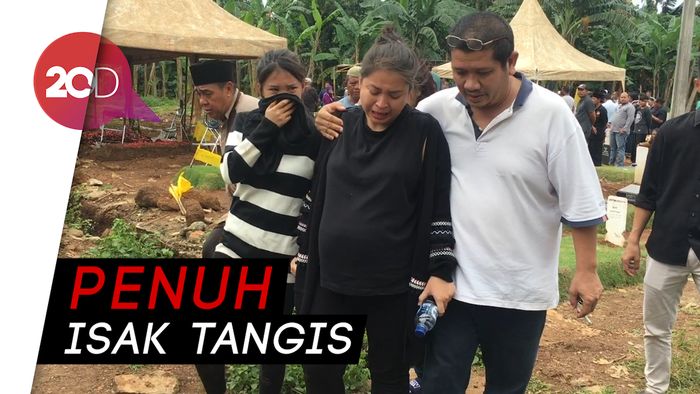 Tangis Histeris Putri Titian di Pusara Sang Ayah