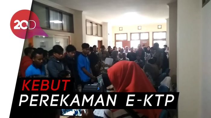 Milenial Berbondong-bondong Bikin e-KTP Jelang Pemilu