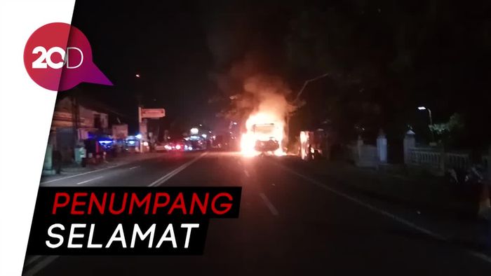 Tabrak Warga, Bus Dibakar Massa di Sleman