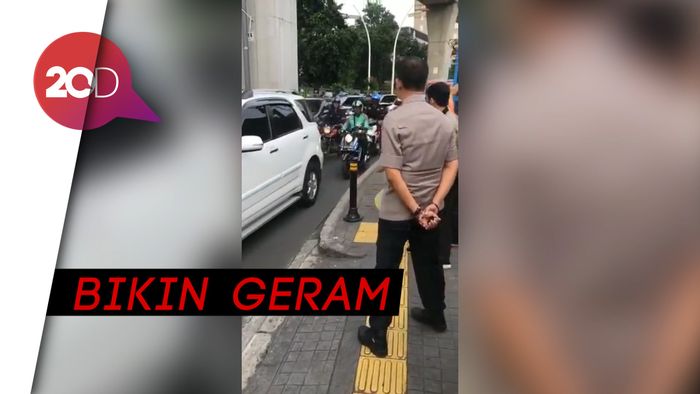 Saat Jenderal Polisi Halau Pemotor Bandel Lewat Trotoar