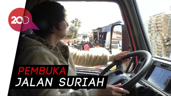 Wajah Cantik di Belakang Kemudi Truk Suriah