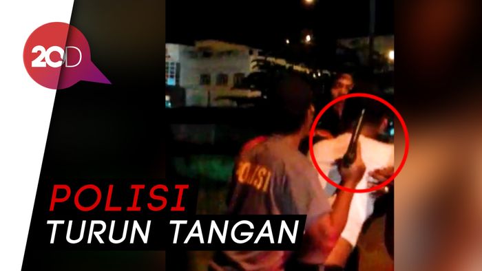 Seorang Pria Acungkan Pistol saat Ribut di Jalan, Polisi Turun Tangan