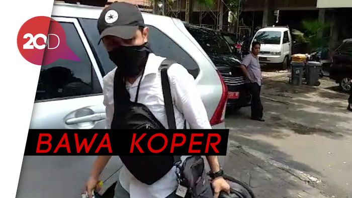 OTT Romahurmuziy, Penyidik KPK Tiba di Polda Jatim