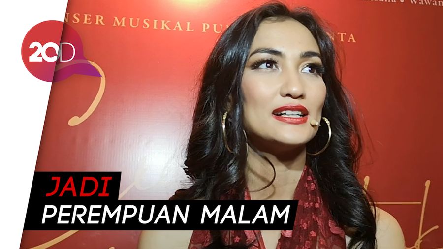 Aksi Memukau Atiqah Hasiholan di Pertunjukan Cinta Tak Pernah Sederhana