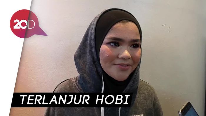Belanja Sneakers Sudah Jadi Gaya Hidup Sivia Azizah
