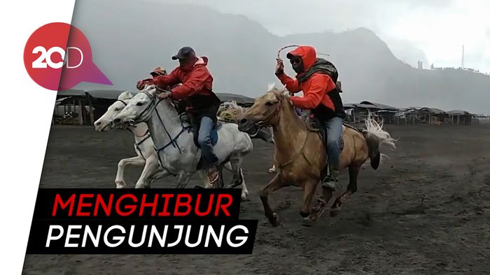 Lomba Pacuan Kuda di Tengah Aktivitas Vulkanik Gunung Bromo