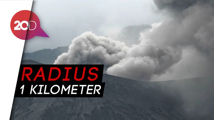 Bromo Semburkan Abu Vulkanik, Wisatawan Jaga Jarak Aman