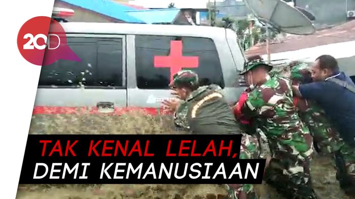 Drama Petugas Berjibaku Evakuasi Korban Banjir Bandang