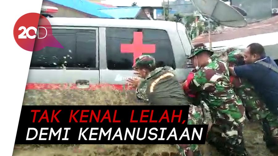 Drama Petugas Berjibaku Evakuasi Korban Banjir Bandang