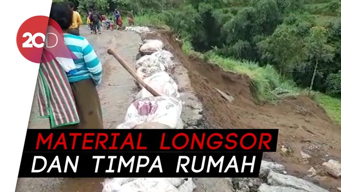 Jalur Wisata Solo-Selo-Borobudur Amblas Setelah Hujan Deras