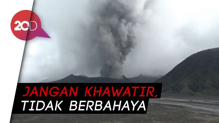 Limpasan Air Mengalir Deras Saat Bromo Semburkan Abu Vulkanik