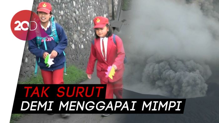 Berjuang Menimba Ilmu di Tengah Erupsi Bromo