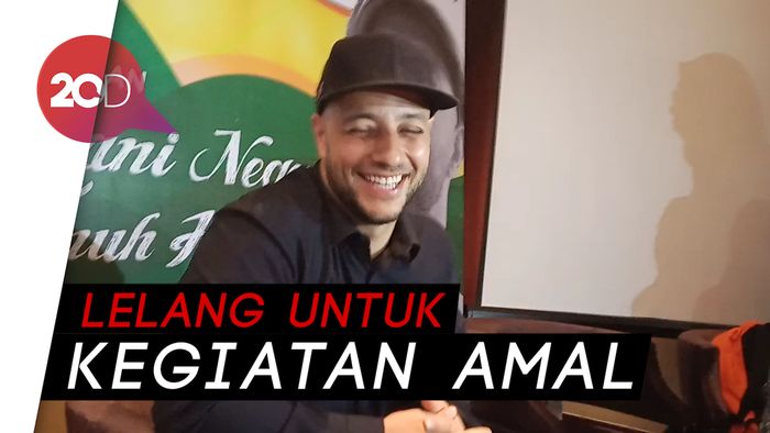 Maher Zain Bakal Lelang Topinya di Malam Amal Kemanusiaan