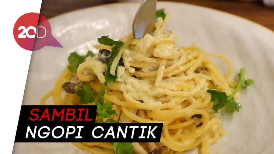 Menyantap Spaghetti Creamy Mushroom di Kafe Instagenik