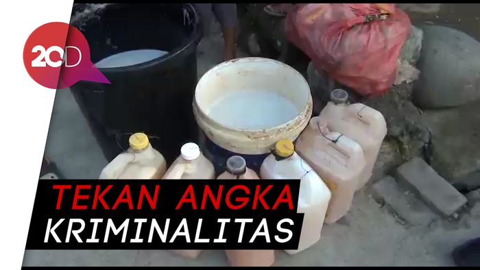 Rumah Produksi Miras Tradisional Digerebek Polisi, Pasutri Ditangkap