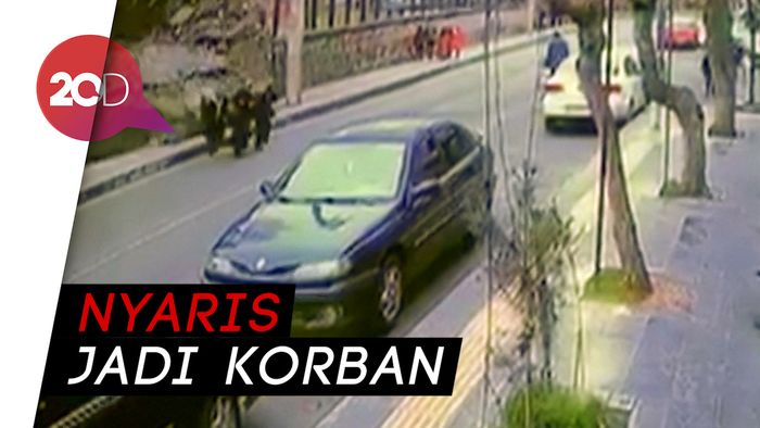 Terekam Kamera! Perempuan Nyaris Jadi Korban Runtuhan Tembok