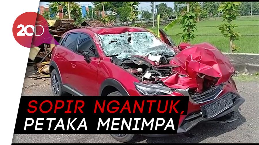 Anak Bupati Mojokerto Nonaktif Kecelakaan, Mobilnya Ringsek Parah