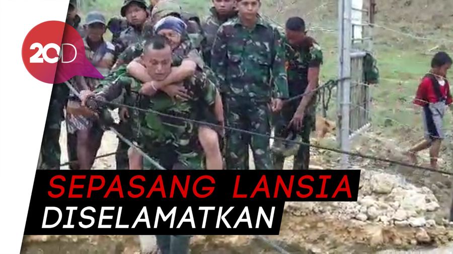 Dramatis! TNI Evakuasi Korban Sentani Melewati Titian Balok