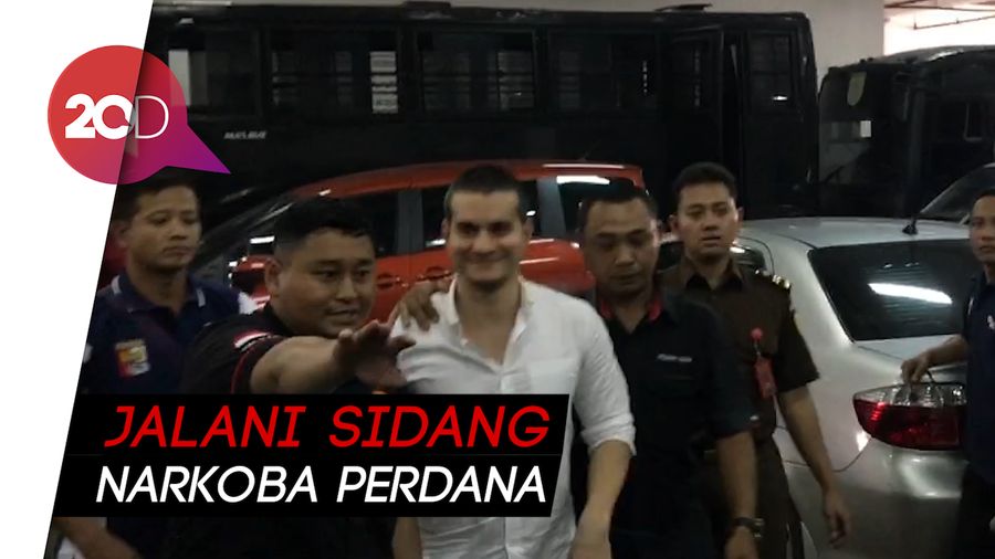 Penampilan Baru Steve Emmanuel di Sidang Perdana Kasus Narkoba