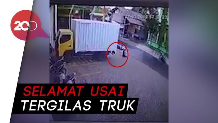 Ajaib! Pelajar Ini Hanya Terduduk Lesu Usai Terlindas Truk