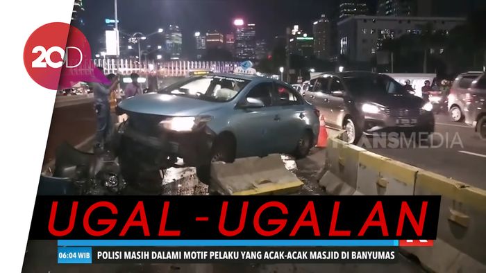 Brak!!! Taksi Tabrak Separator Busway, 1 Penumpang Luka