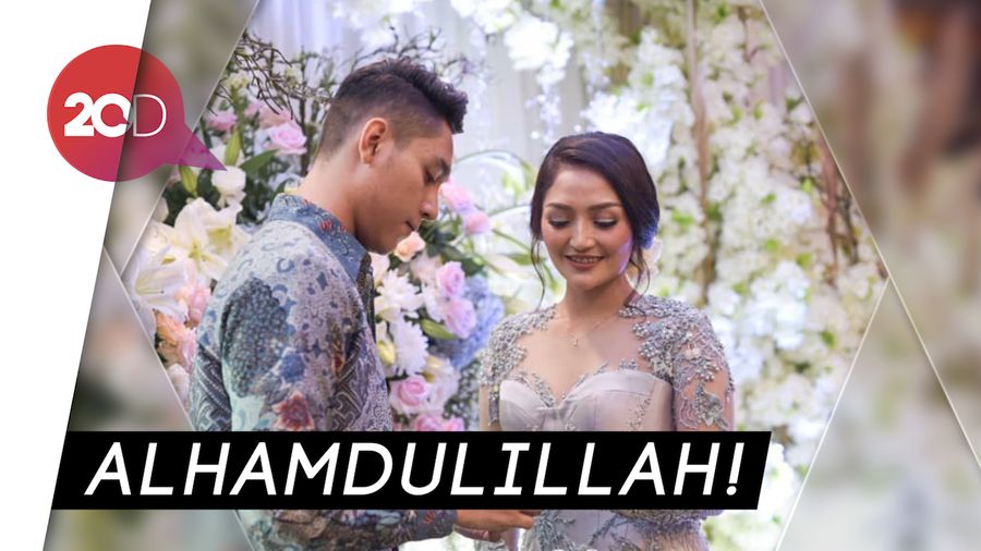 Senyum Semringah Siti Badriah di Acara Lamaran
