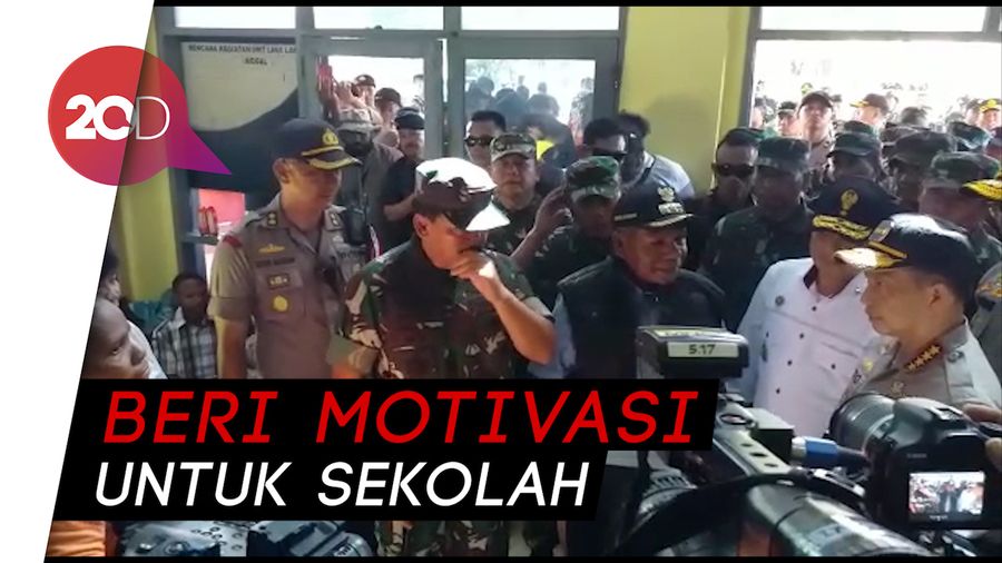 Gaya Panglima TNI dan Kapolri Hibur Anak-anak Pengungsi di Sentani