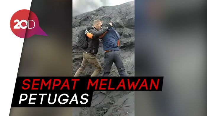 Viral! Ini Bule Jerman yang Banting Penjaga Bromo