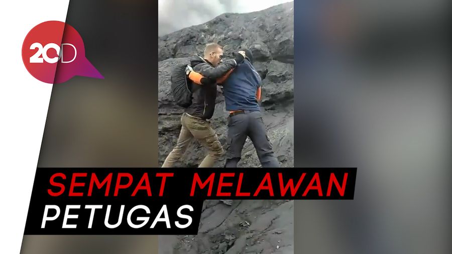 Viral! Ini Bule Jerman yang Banting Penjaga Bromo