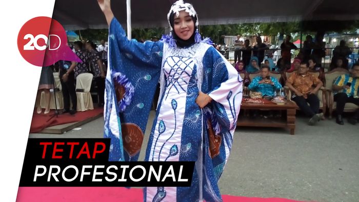 Aksi Lenggak-lenggok Para Model Batik yang Diguyur Hujan Deras