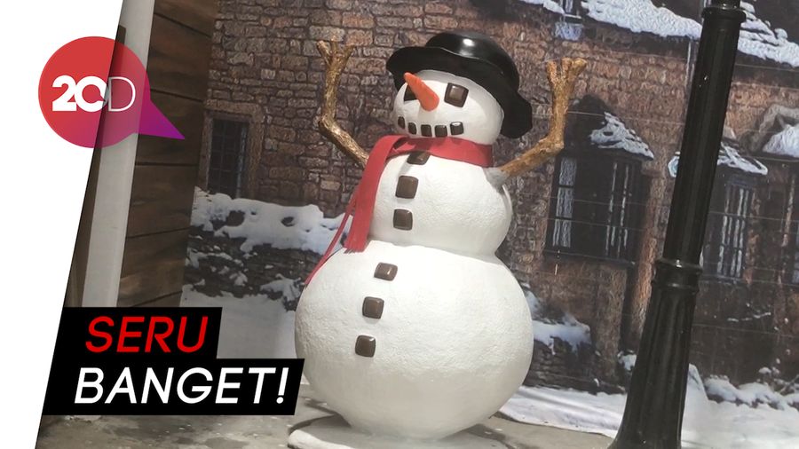 Intip Keseruan Pengunjung Main Wahana Salju di Trans Snow World