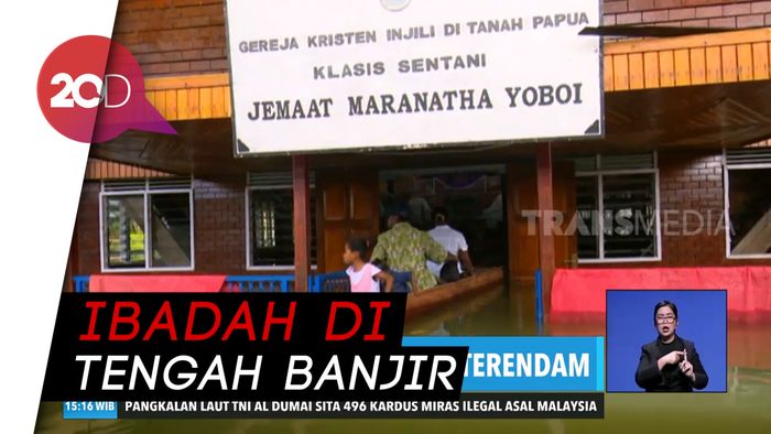 Gereja Terendam Banjir, Warga Gelar Ibadah di Atas Perahu