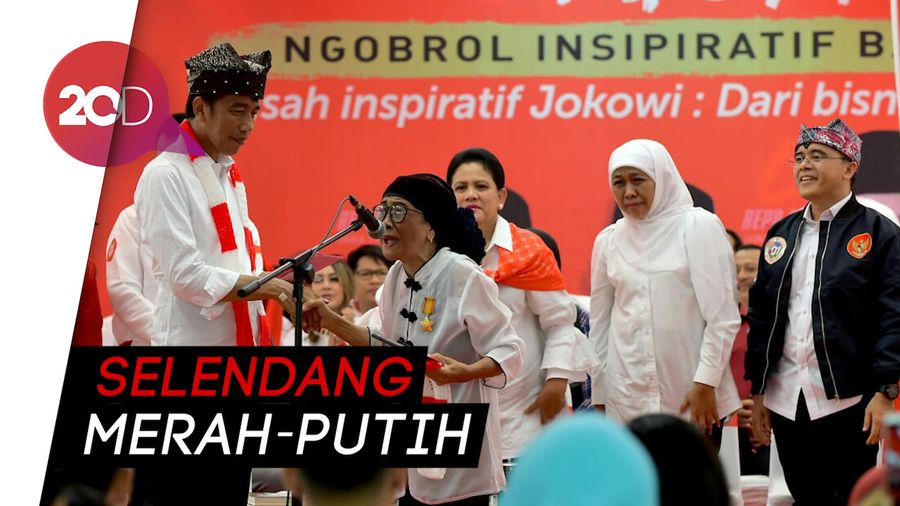 Seorang Nenek Paksa Naik Panggung saat Jokowi Pidato di Banyuwangi