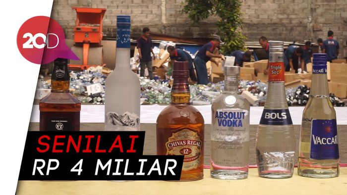 Kejari Tanjung Perak Musnahkan 56 Ribu Botol Miras Asal Singapura