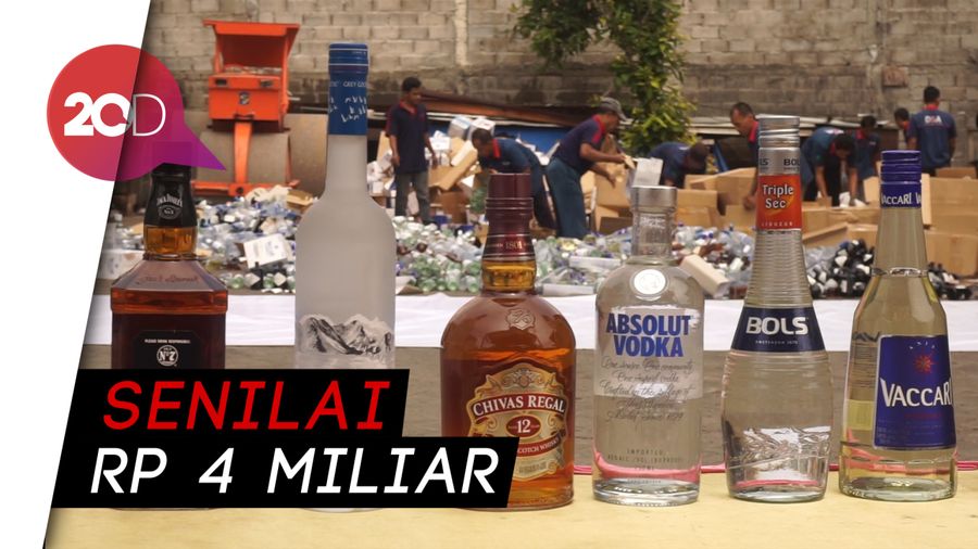  Kejari Tanjung Perak Musnahkan 56 Ribu Botol Miras Asal Singapura