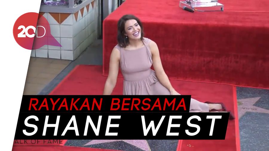 Mandy Moore Terima Bintang Hollywood Ke-2658 di Walk of Fame 