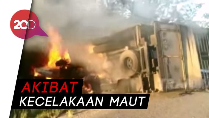Mobil Terbakar Usai Tabrak Truk, 5 Orang Tewas