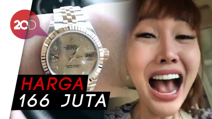 Tanda Sayang Suami, Lucinta Luna Dapat Jam Mahal