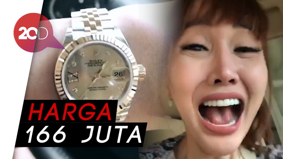 Tanda Sayang Suami, Lucinta Luna Dapat Jam Mahal