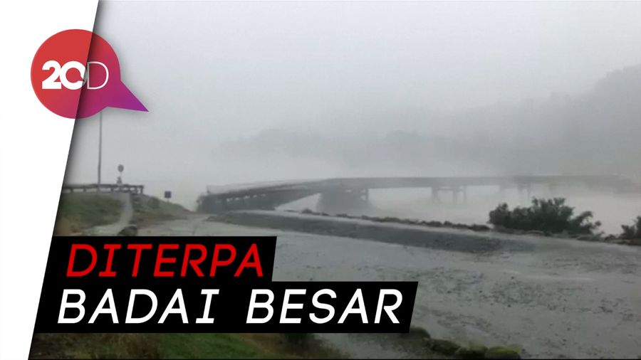 Detik-detik Jembatan di New Zealand Tersapu Gelombang